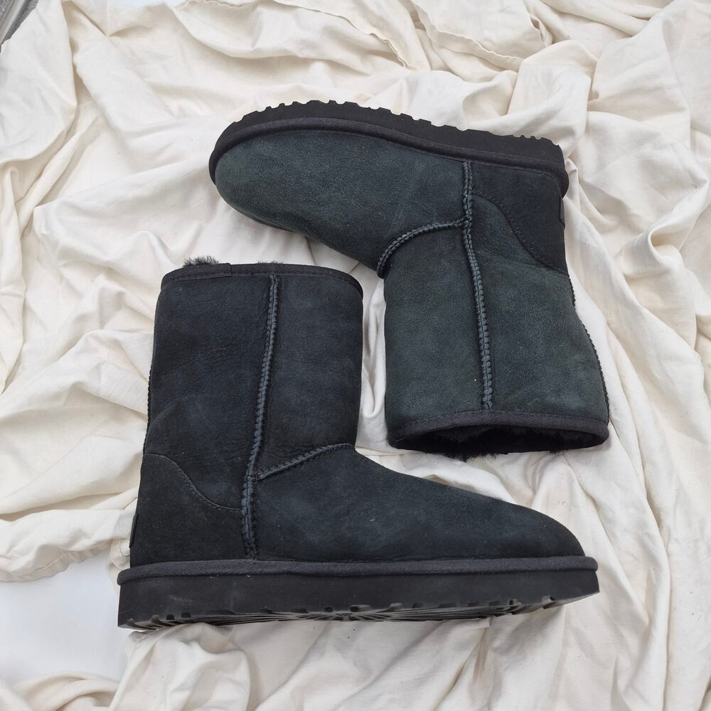 UGG Classic Short Boot Black bootie shearling women's size 7